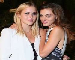The actress is best friends with Phoebe Tonkin. Sh The actress is best friends with Phoebe Tonkin. She once said in an interview that when Phoebe told her she was coming to Atlanta, she had never shrie